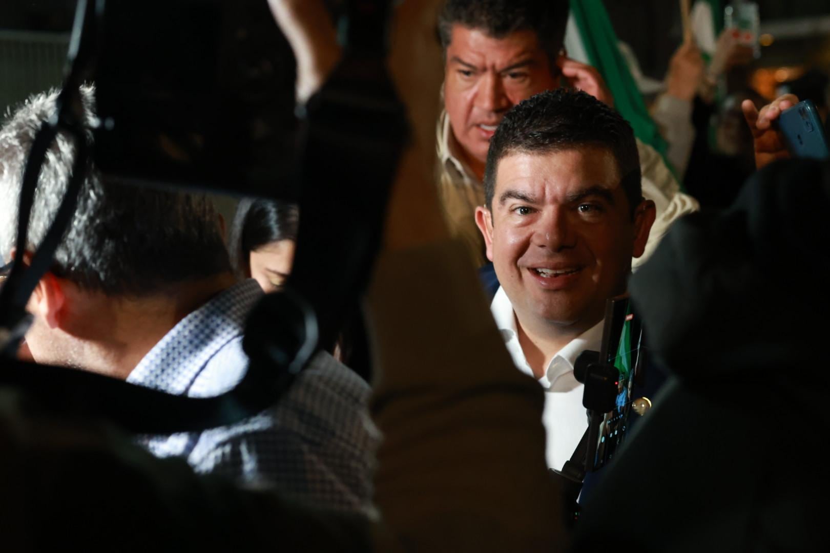 Álvaro Ramos (PLN) llega a las instalaciones de Teletica para participar en el debate presidencial de Canal 7.