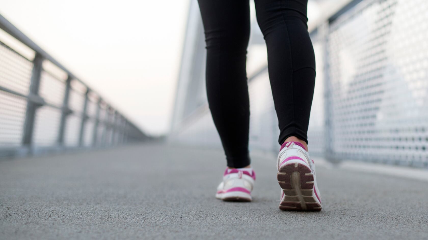 Caminar entre 3.000 y 7.000 pasos al día podría retrasar los efectos del Alzheimer hasta por siete años, según estudio científico.