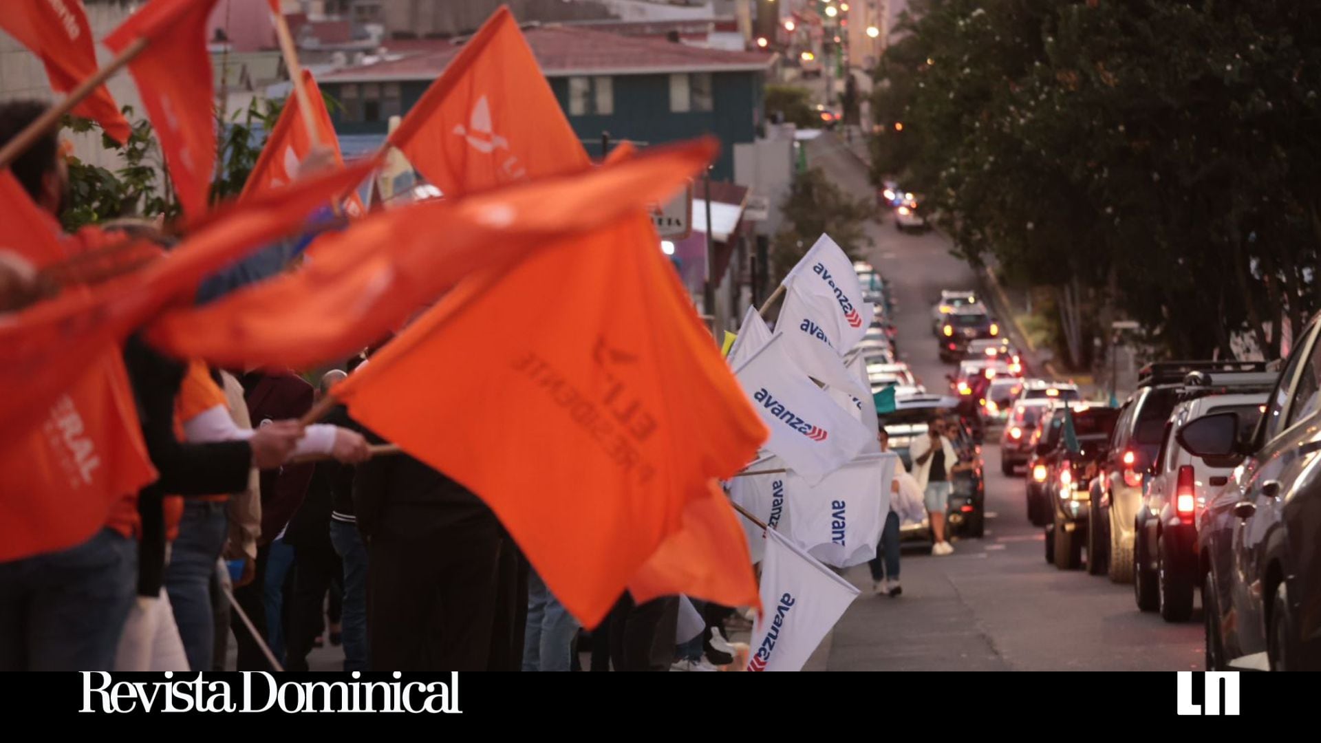 Manifestantes de Avanza y PLP animan el ambiente pese a su clara desventaja numérica.