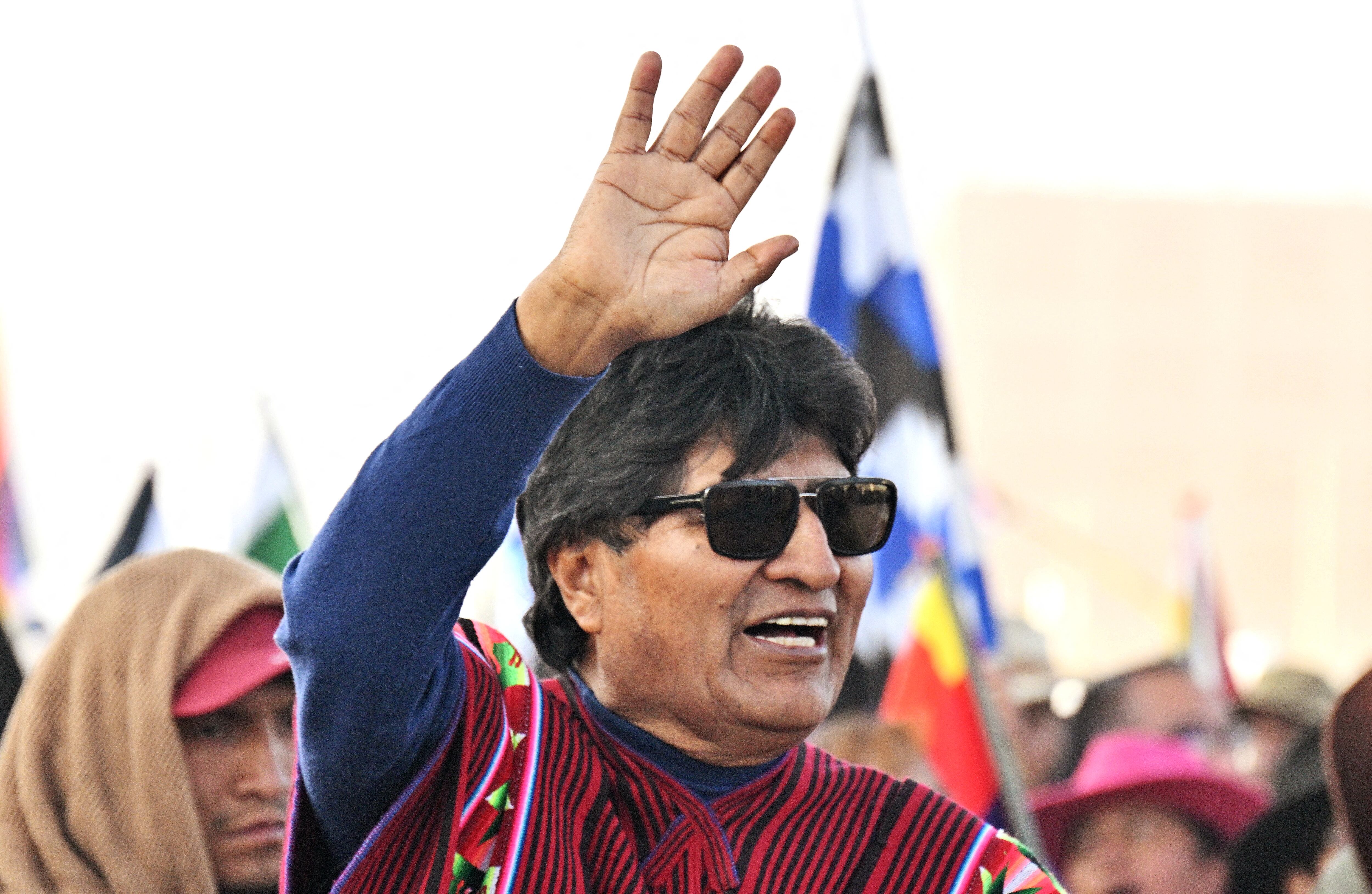 El expresidente boliviano Evo Morales saluda a sus partidarios durante una manifestación contra el presidente Luis Arce en El Alto, Bolivia.