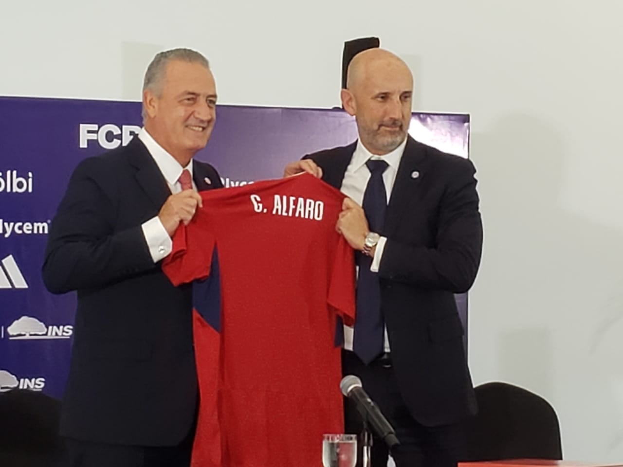 Gustavo Alfaro, nuevo entrenador de la Selección de Costa Rica, junto con Osael Maroto, presidente de la Federación Costarricense de Fútbol. Fotografía: Cristian Brenes