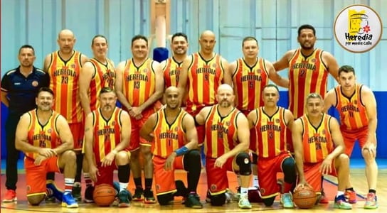 El exfutbolista Rolando Fonseca fue campeón de la Liga de Maxi Baloncesto de Costa Rica en la categoría de mayores de 50 años con el equipo de Heredia 50. En la foto, el equipo que se coronó campeón el pasado fin de semana.