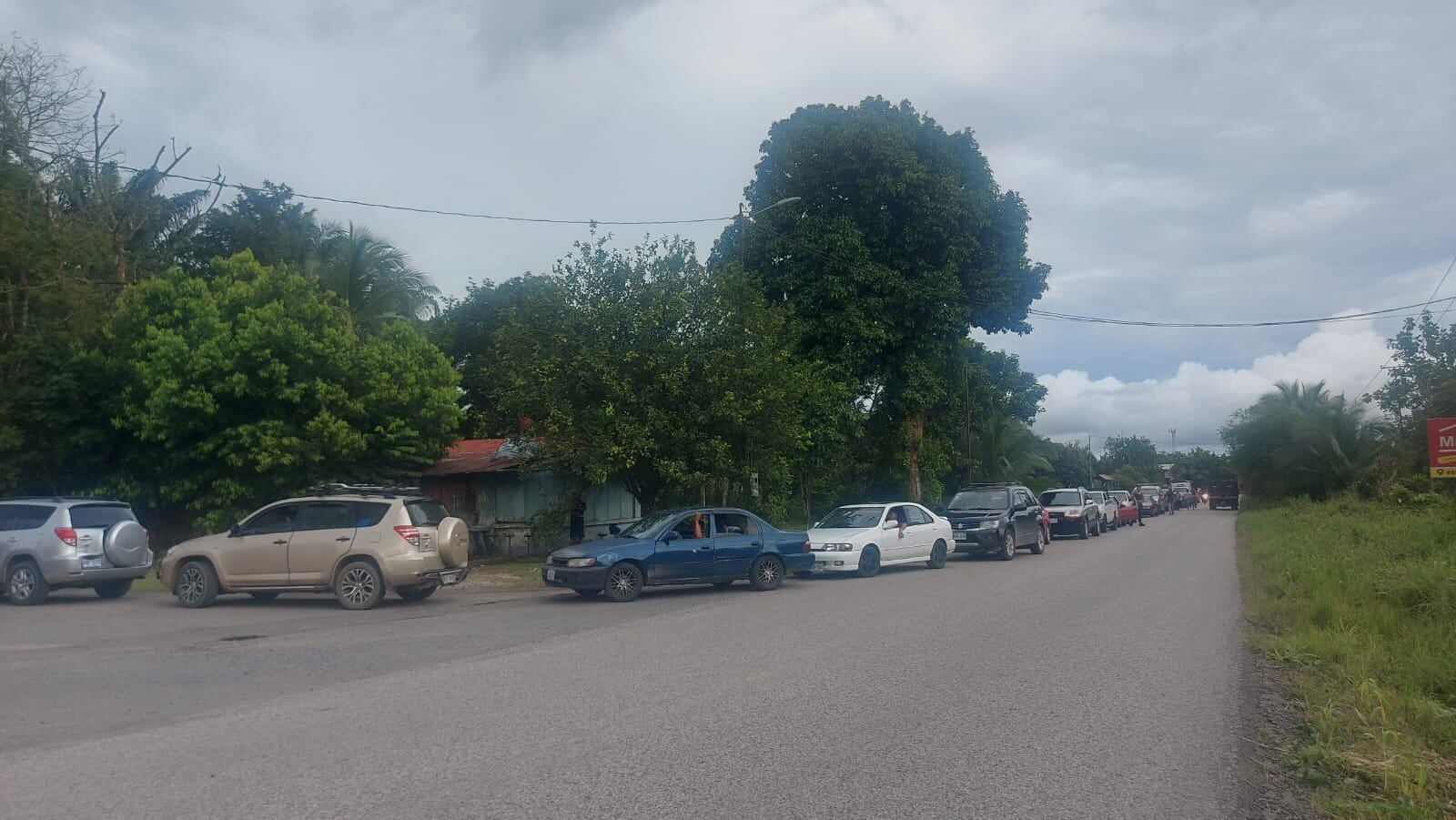 Parte de la aglomeración de conductores este 6 de noviembre en una estación de servicio en el distrito puntarenense de Laurel cerca de la frontera con Panamá. Fotografía: Cortesía Colosal Informa.
