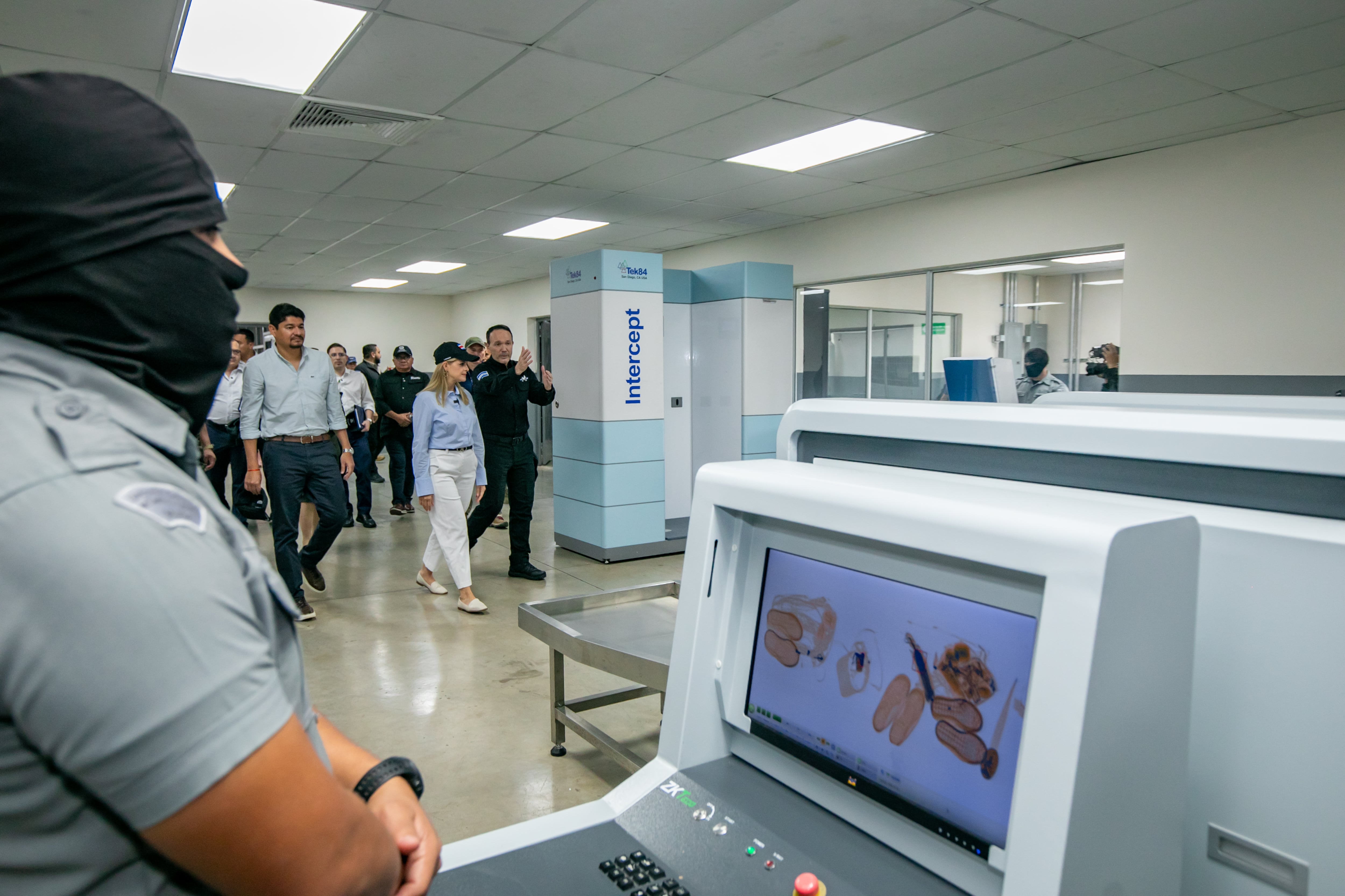 La presidenta Laura Fernández recorrió la megacárcel CECOT de El Salvador, dos días después de la inauguración de una prisión de alta seguridad en Costa Rica.