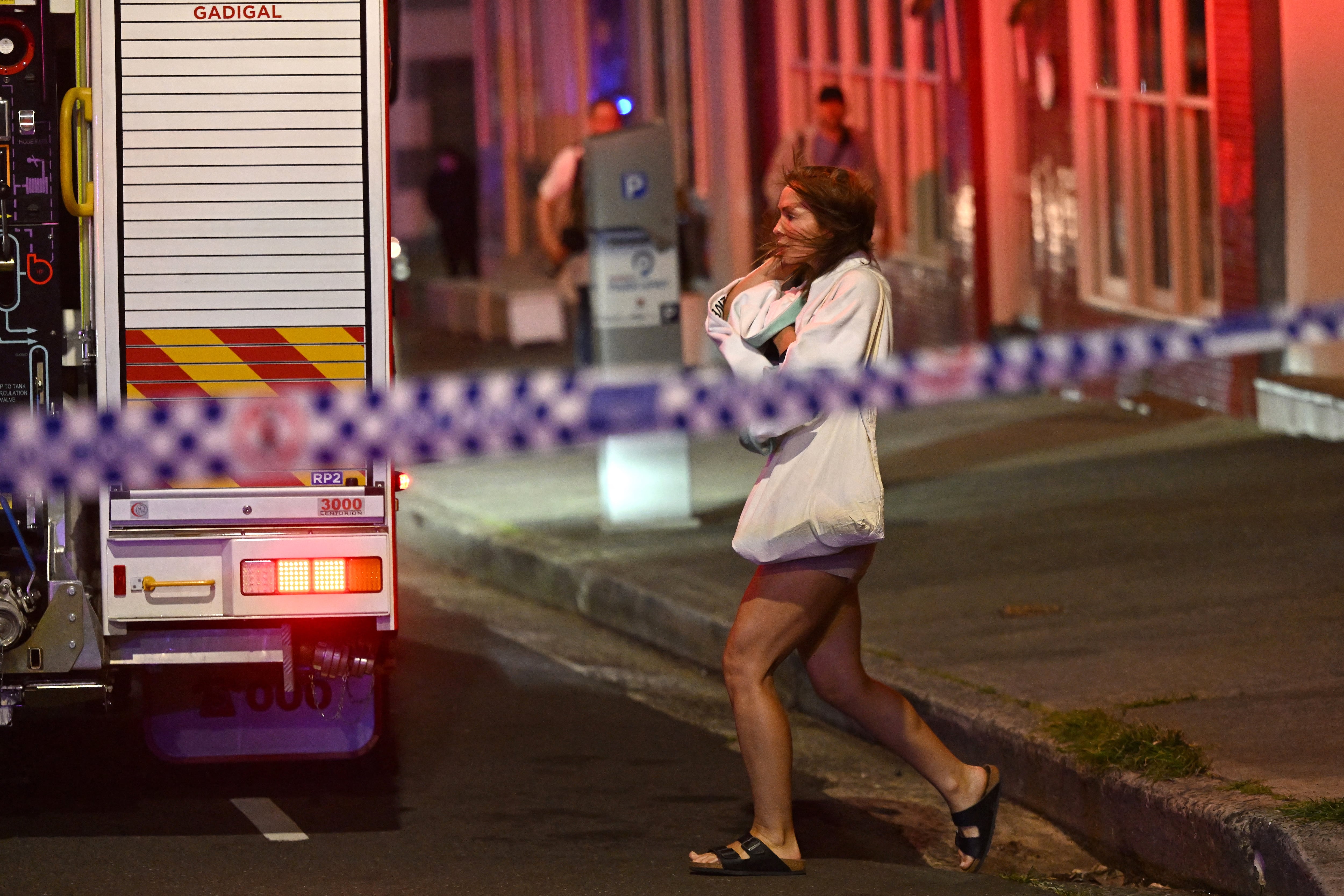 Testigos y asistentes buscan refugio mientras las autoridades investigan el tiroteo, calificado como un acto terrorista y antisemita.