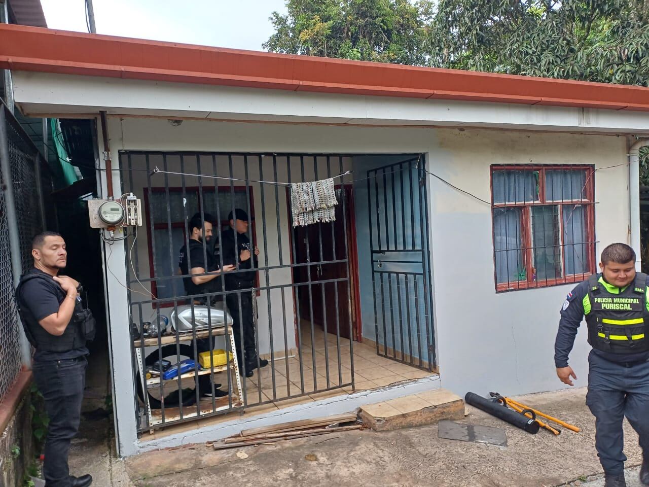 Policías y agentes judiciales en una de las casas allanadas este martes en Puriscal contra estructuras de narcomenudeo. Fotografía: