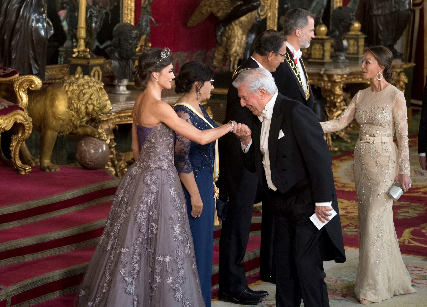 Mario Vargas Llosa saluda a la reina Letizia de España en el 2019.