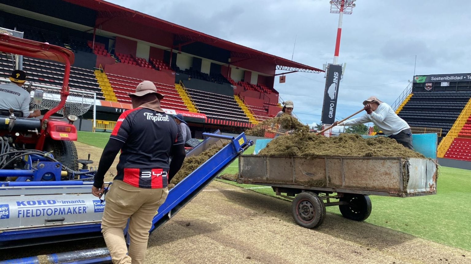 Ya comenzaron los trabajos en la gramilla híbrida del Estadio Alejandro Morera Soto, de cara a la próxima temporada.
