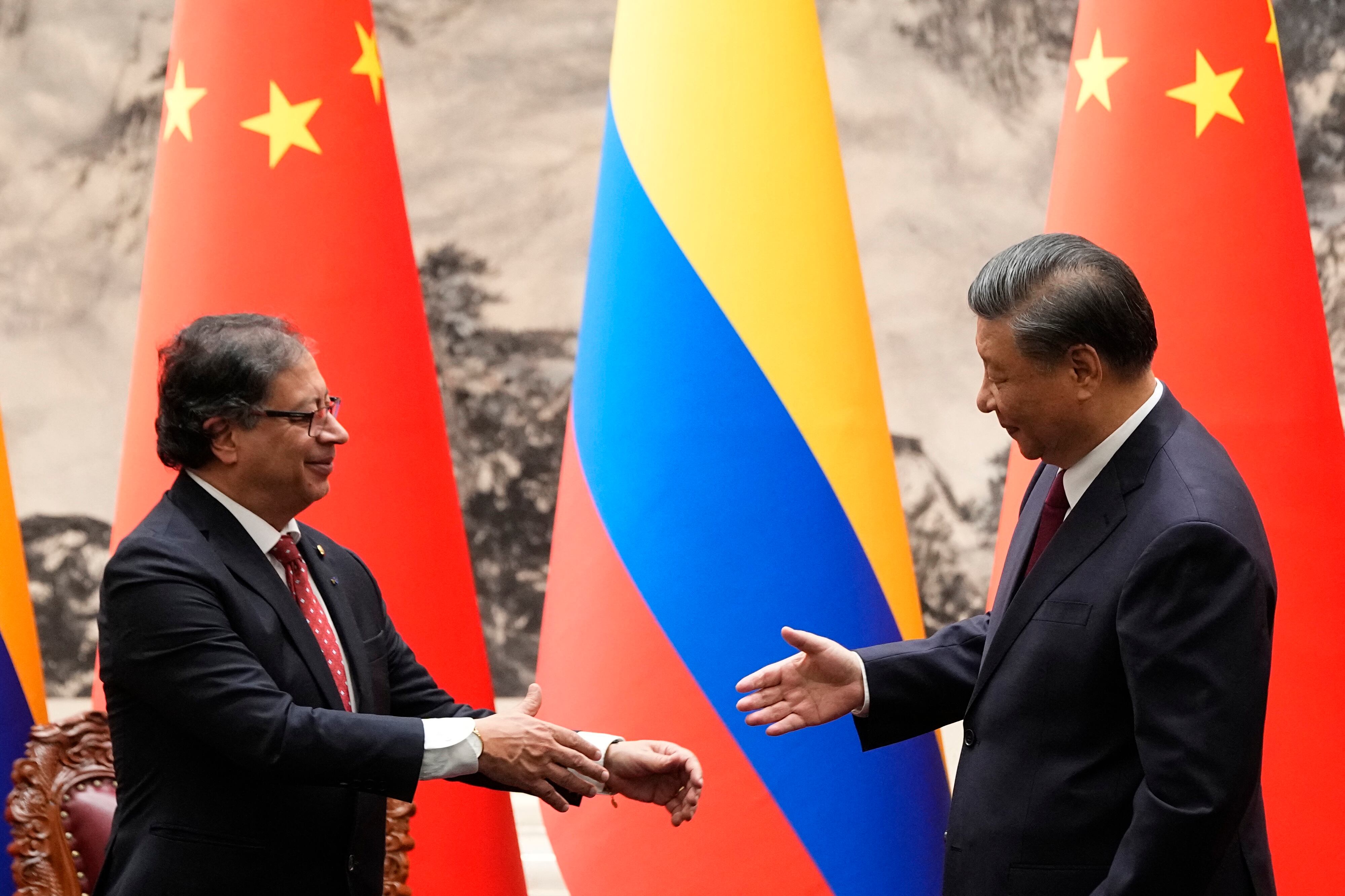 El presidente chino, Xi Jinping (izq), y su homólogo colombiano, Gustavo Petro, se reunieron en Pekín para discutir la nueva 'asociación estratégica' entre China y Colombia.