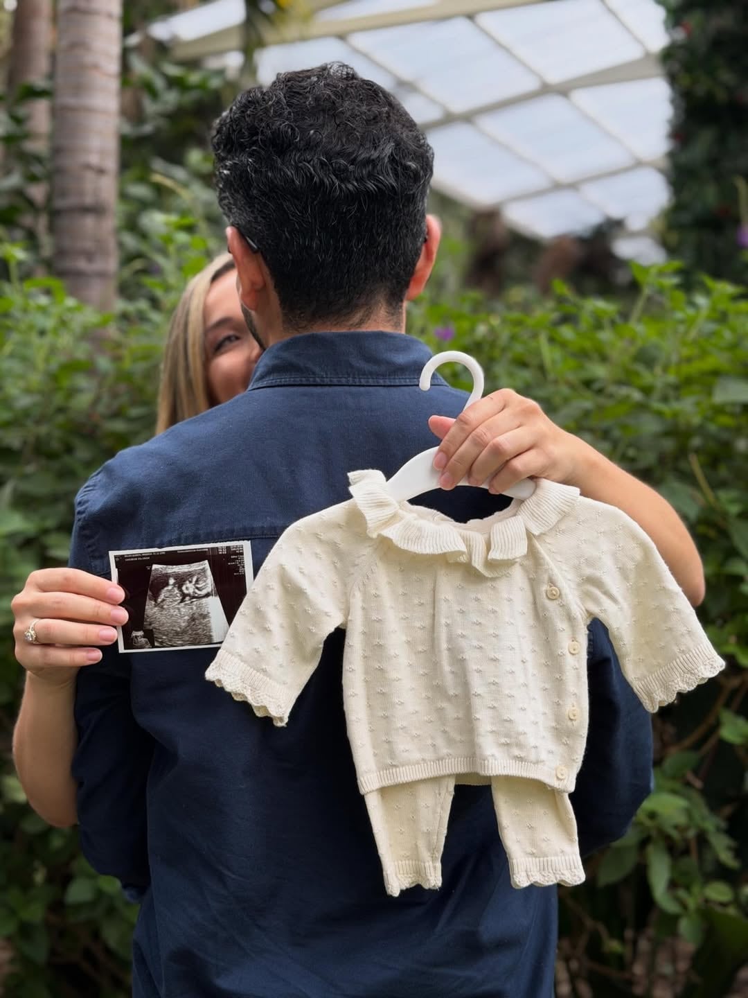 Su hijo mayor, Alejandro, quien tiene 10 años, fue el encargado de elegir el primer regalo para el nuevo bebé: un conjunto de ropa blanco.