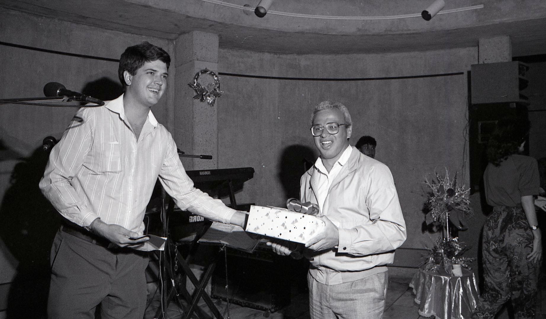 Armando González, actual director de La Nación, le entregó a Carlos Hernández un reconocimiento cuando éste cumplió 20 años de trabajar para el grupo. Foto: Archivo LN.