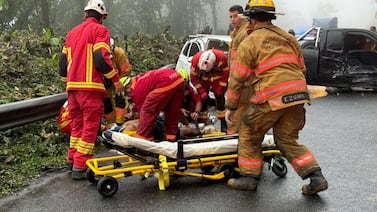 Choque de tres vehículos en ruta 32 deja dos personas en condición crítica