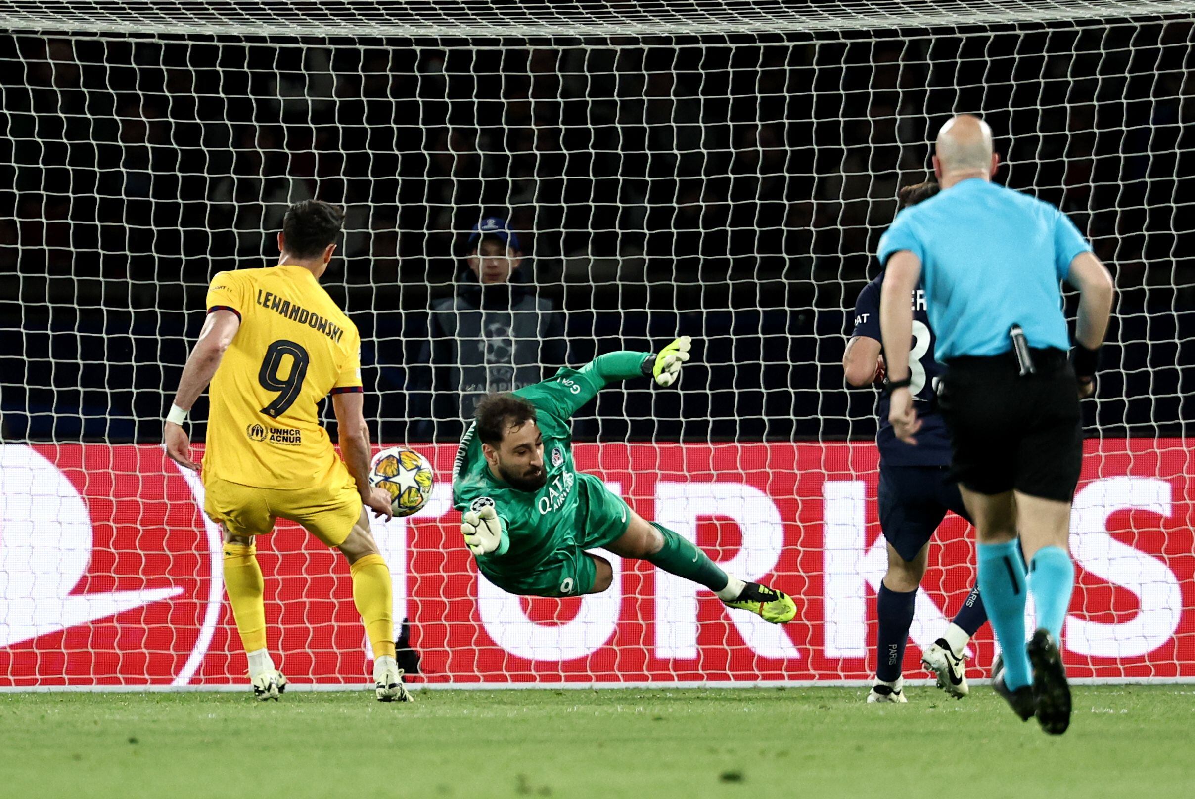 Gianluigi Donnarumma, arquero del PSG, trató de interceptar un centro del lateral del Barcelona. Su salida no fue atinada y el esférico quedó en los pies de Raphinha para poner el 1-0 del partido. Foto: AFP