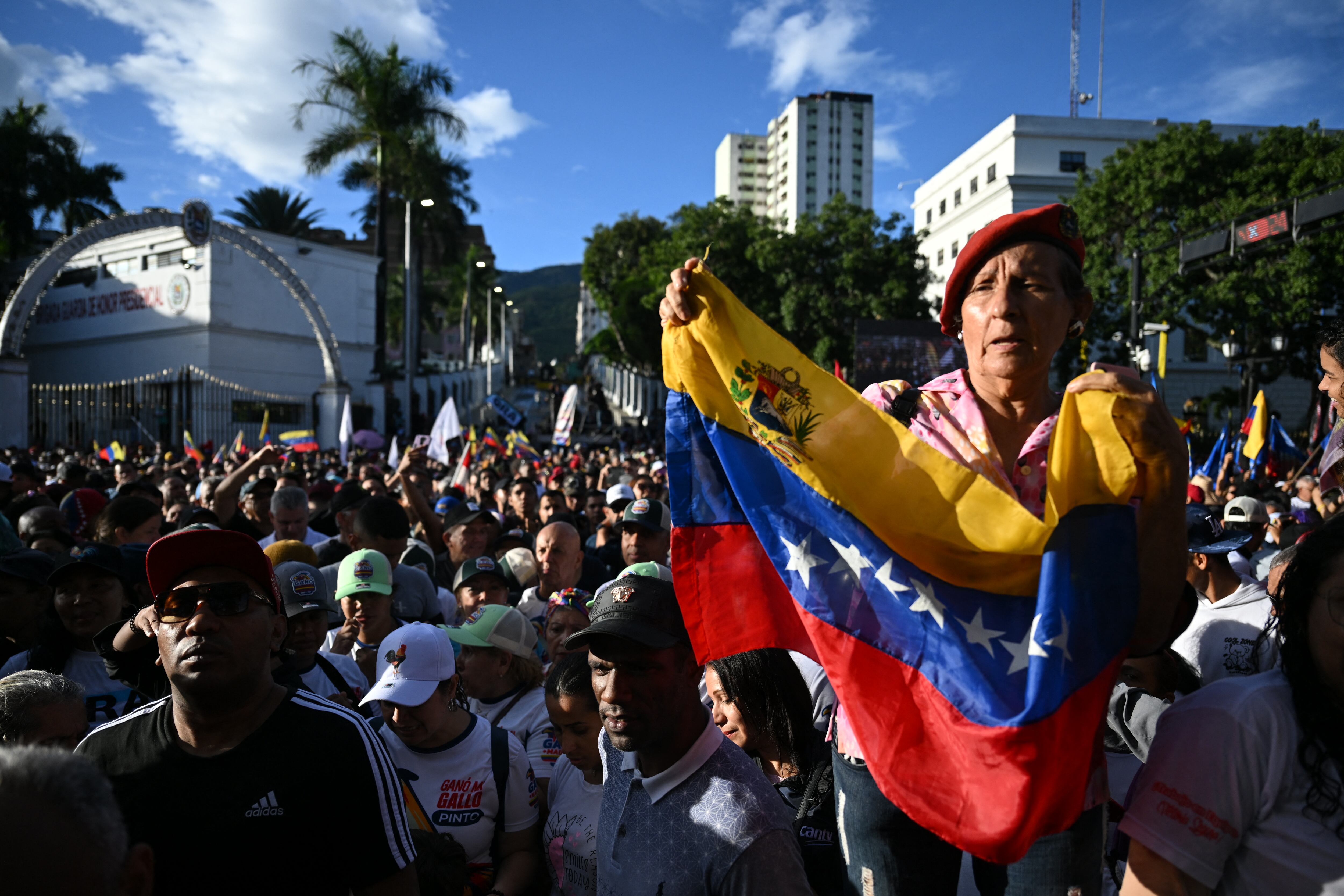 Los partidarios del presidente venezolano Nicolás Maduro participan en una manifestación frente al palacio presidencial de Miraflores en Caracas.
