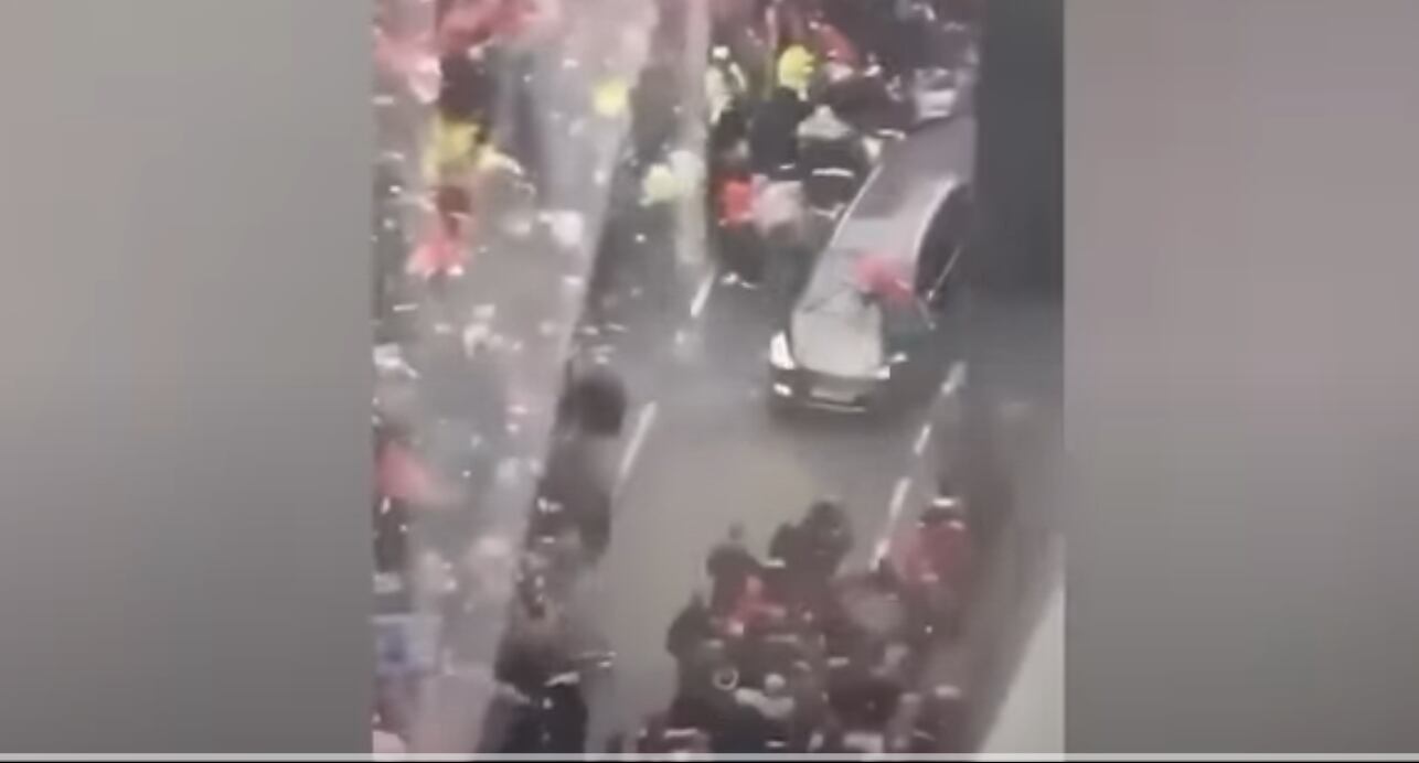Un vehículo atropelló a varios aficionados del Liverpool en la celebración del título de liga del plantel.