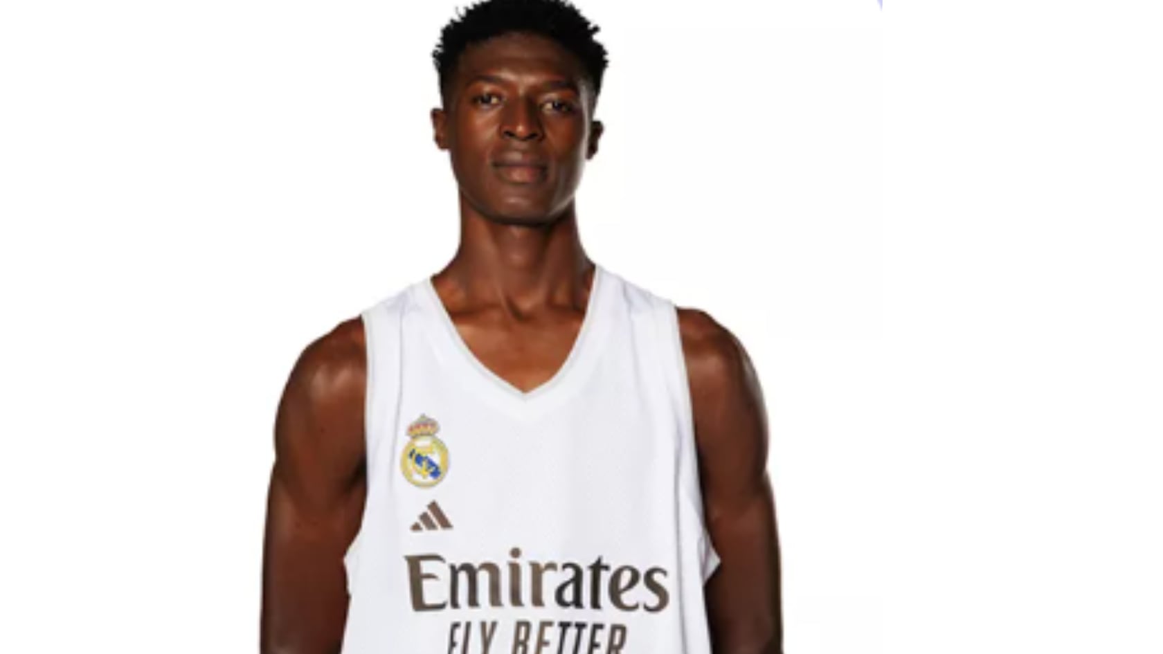 El Real Madrid fichó a un niño de 11 años y 2,07 metros. Su apariencia física despertó dudas sobre su edad en redes sociales.