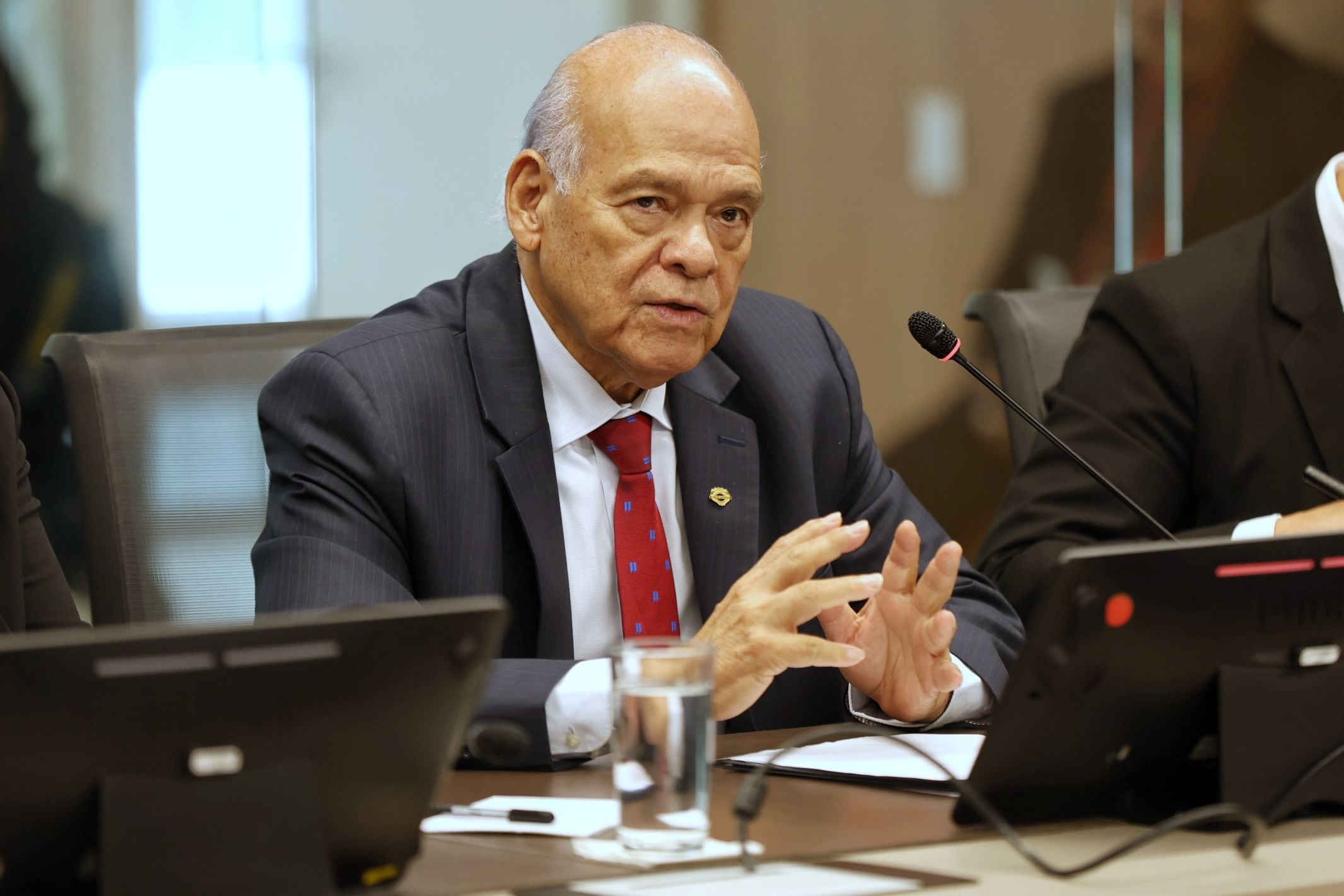 Orlando Aguirre, presidente de la Corte Suprema de Justicia, le dijo a Chaves que el populismo desvía la atención de los problemas reales.