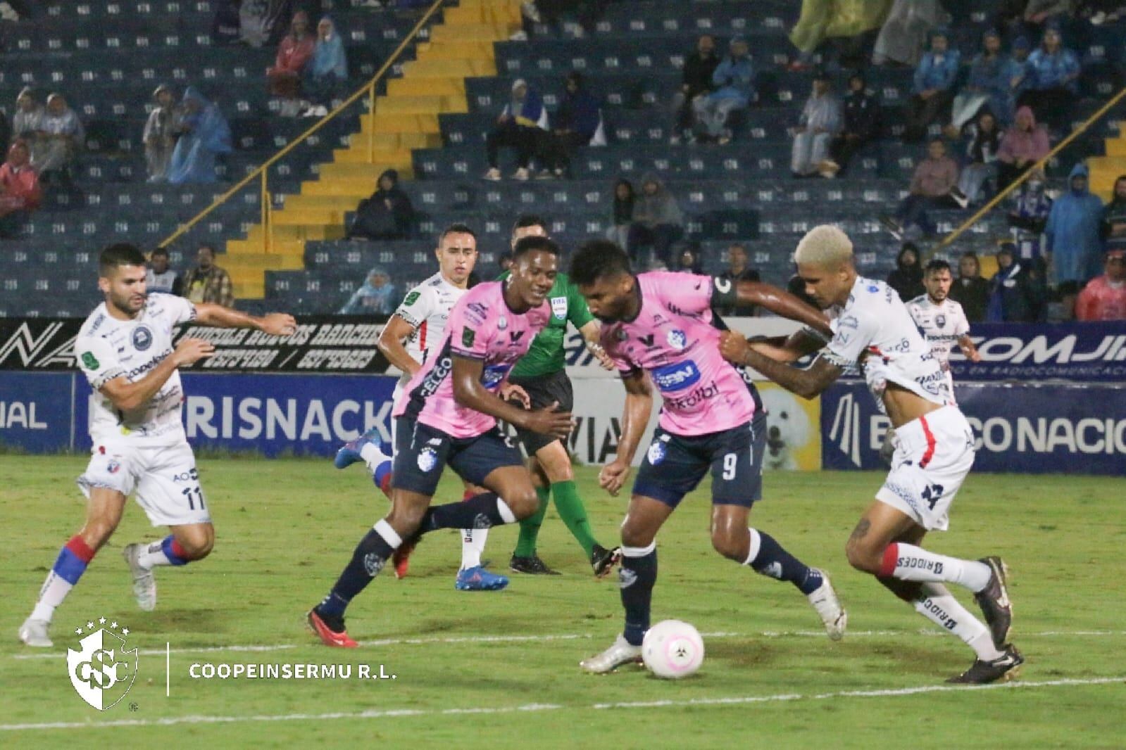 Marcel Hernández (con balón) y Justin Daly (atrás) generaron peligro para el Cartaginés y mantuvieron ocupados a los defensas de San Carlos, en la fecha 15 del Apertura 2023.