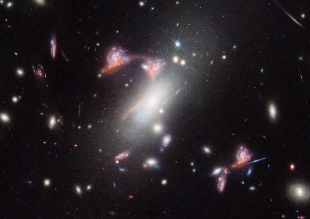 El telescopio Webb revela un signo de interrogación cósmico en la Vía Láctea, resultado de una rara alineación galáctica observada a través de lentes gravitacionales.