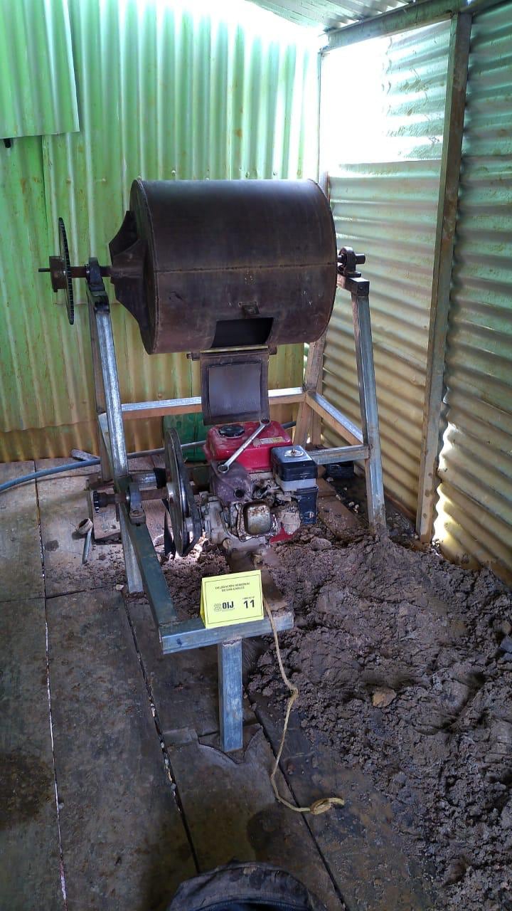 El OIJ de San Carlos y la Fuerza Pública, allanaron tres propiedades en el distrito de Cutris, como parte de una investigación por minería ilegal.