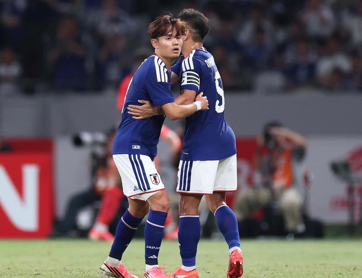 Jugadores de Japón celebran tras la anotación ante Islandia, que cayó cuando el rival tenía uno menos por la nueva regla que se aplicará en el Mundial 2026.
