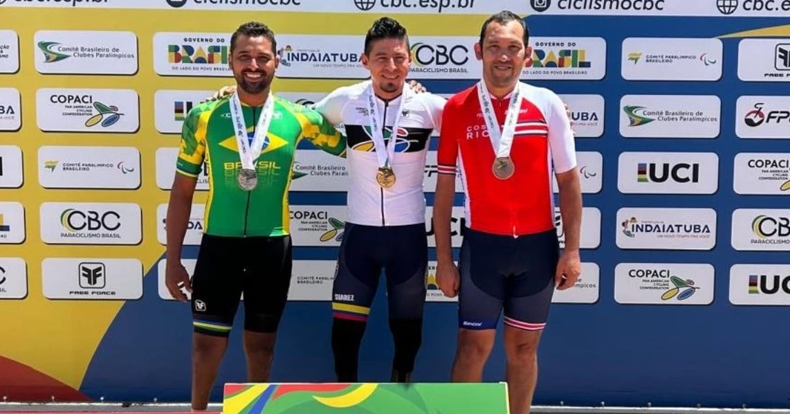 Henry Raabe, medalla de bronce Campeonato Parapanamericano en Sao Paulo Brasil Eduardo Carvalho, de Brasil, Esneider Muñoz, de Colombia y Henry Raabe, Costa Rica. 1 de marzo del 2026 Cortesía: Confederación Brasileña de Ciclismo
