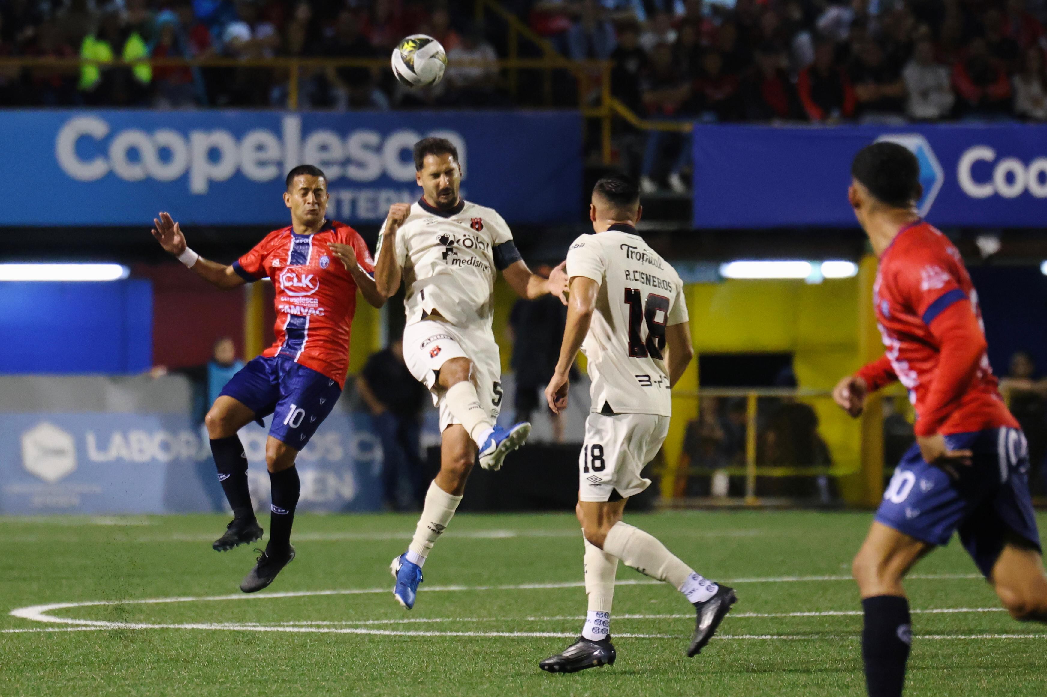 Celso Borges le puso cifras al marcador antes del descanso, en un partido muy complicado entre San Carlos y Liga Deportiva Alajuelense.