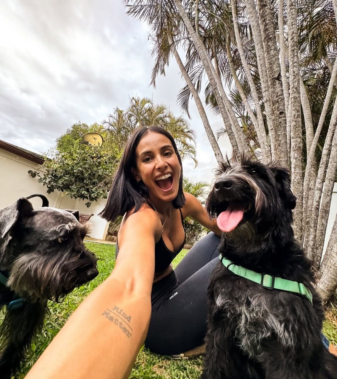 Junto a la descripción "los tocan a ellos, me tocan a mi", Johanna Solano compartió esta fotografía junto a sus mascotas en Instagram.