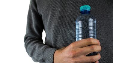 ¿Rellena con agua las botellas plásticas de un solo uso? Es mejor que no lo haga