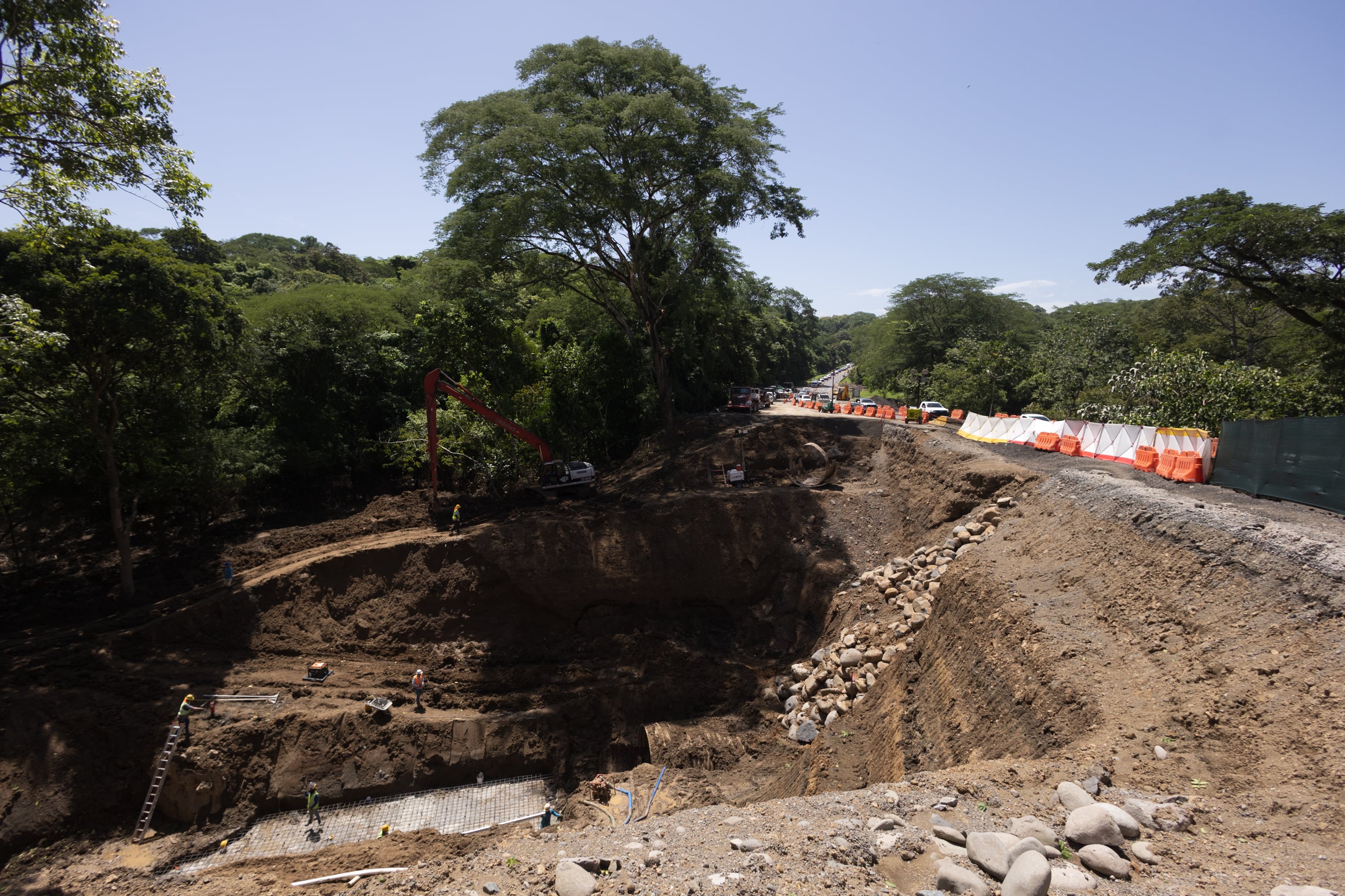 24/06/2026, Alajuela, Orotina, seguimiento de los avances en el arreglo del hueco sobre la Ruta 27 en Orotina, para colocar una nueva alcantarilla.