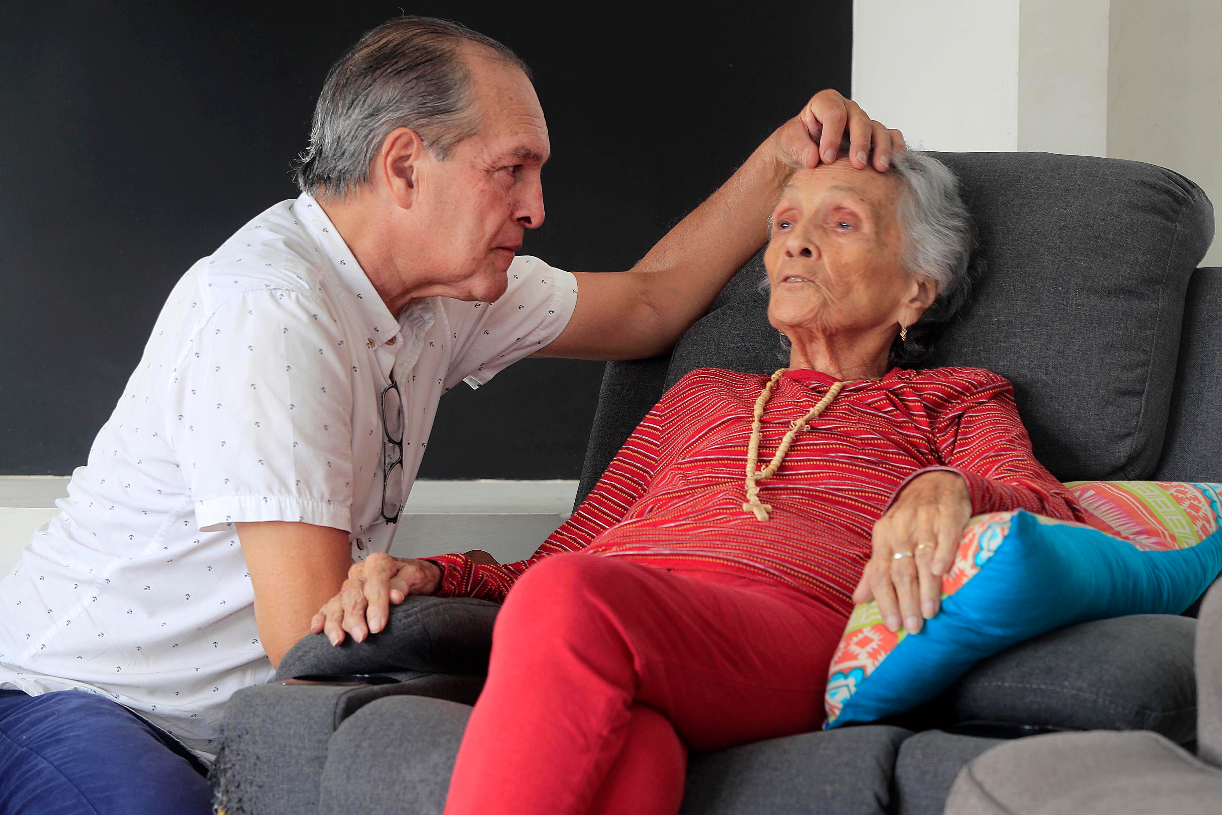 12/01/2024 Puriscal. El locutor, actor y abogado Gustavo Rojas Antillón, mostró su faceta de buen hijo. El junto a sus hermanas Lorena y Kattia (de blusa negra) compartieron el momento familiar atendiendo a su madre, doña María Isabel Antillón Montealegre. Foto: Rafael Pacheco Granados