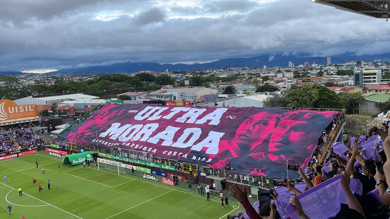 Manta de la Ultra de Saprissa ante San Carlos