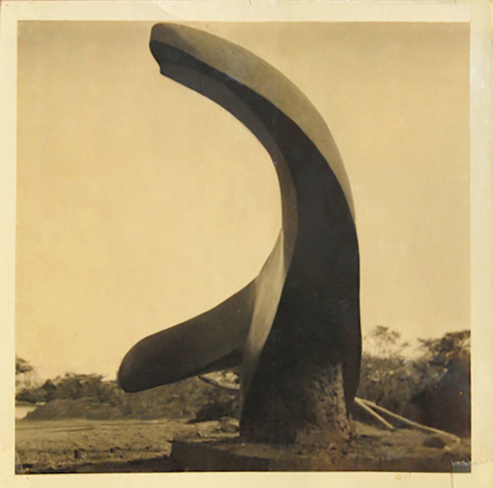 Esta era la obra El Abrazo, en el puesto fronterizo de Peñas Blancas, que acogía acoge al turista o al hermano que entra a nuestro territorio. Del escultor Néstor Zeledón Guzmán.