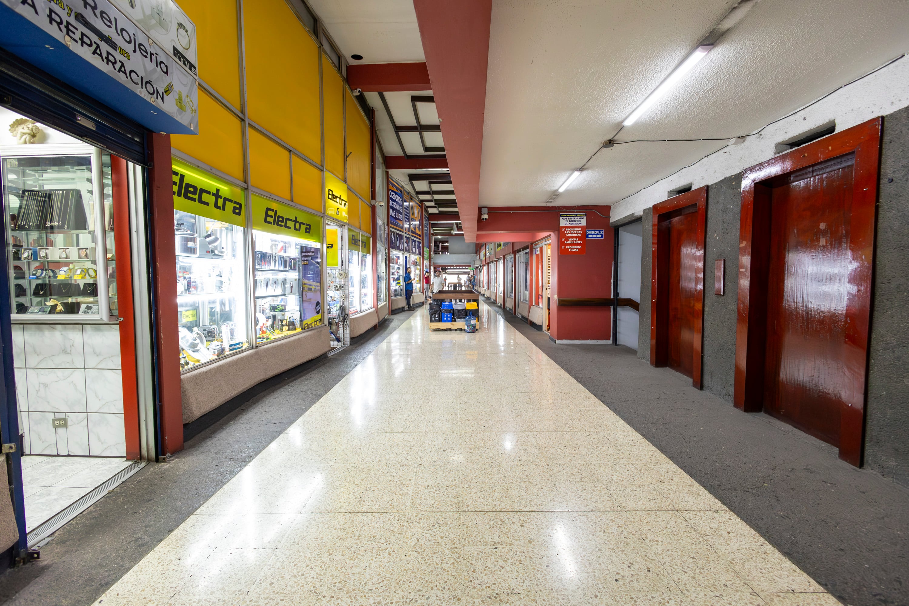 20/05/2025, San José, recorrido por avenida central y avenida segunda, para ver edificios que están desocupados o abandonados.