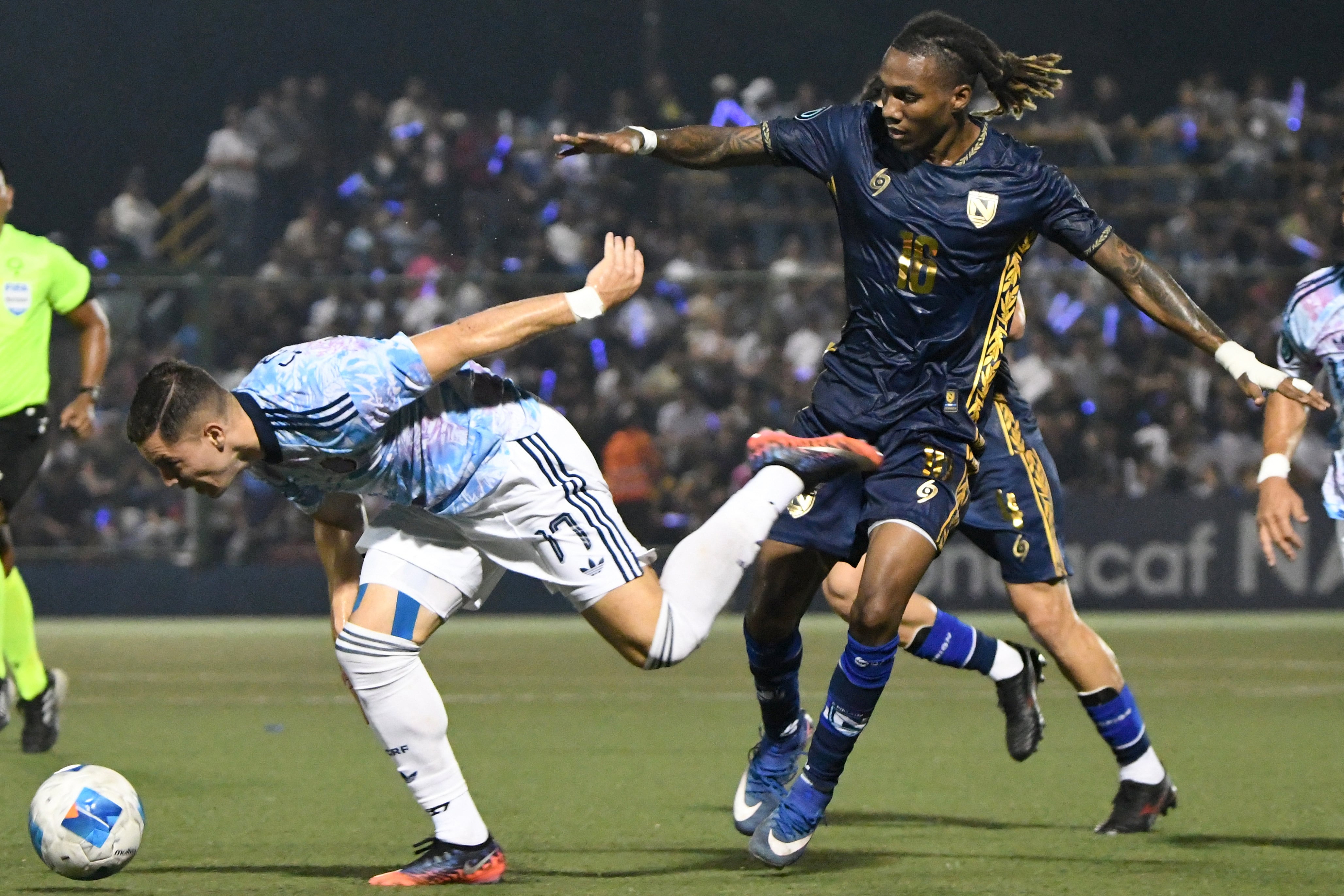 El extremo de Costa Rica Carlos Mora disputa el balón con Raheem Cole, de Nicaragua, durante el compromiso ganado por los ticos en la Nations League.