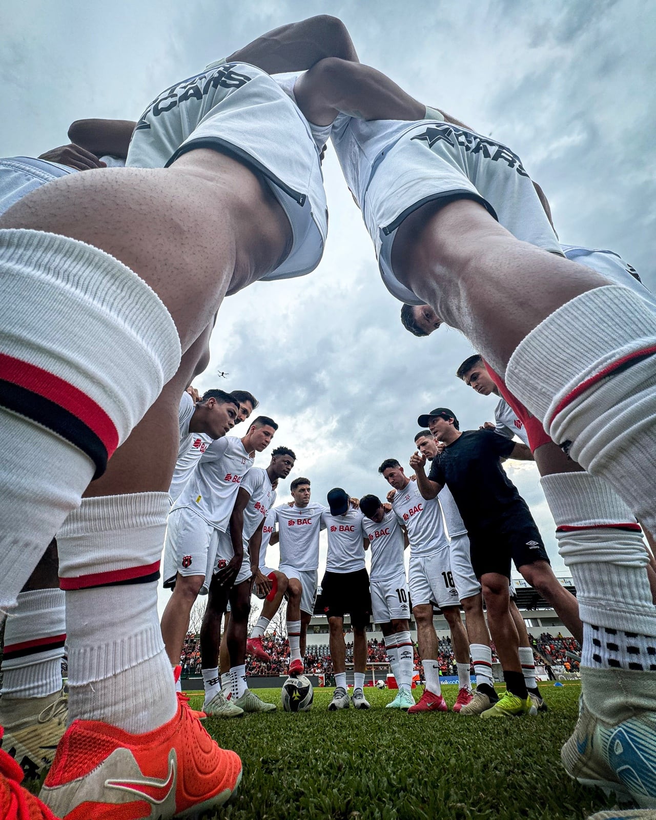 Liga Deportiva Alajuelense viajó a Nicoya el sábado y emprendió su retorno después de derrotar a Puntarenas FC en el Estadio Chorotega.