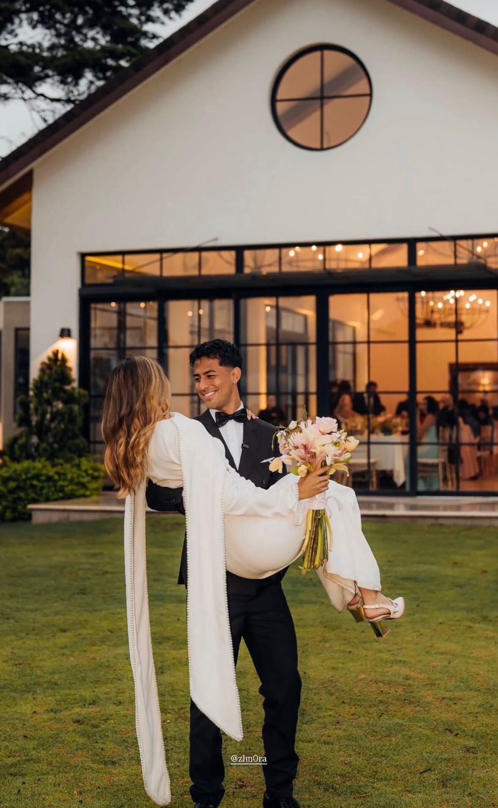 Álvaro Zamora y Mariel Flores compartieron una sesión fotográfica como esposos.