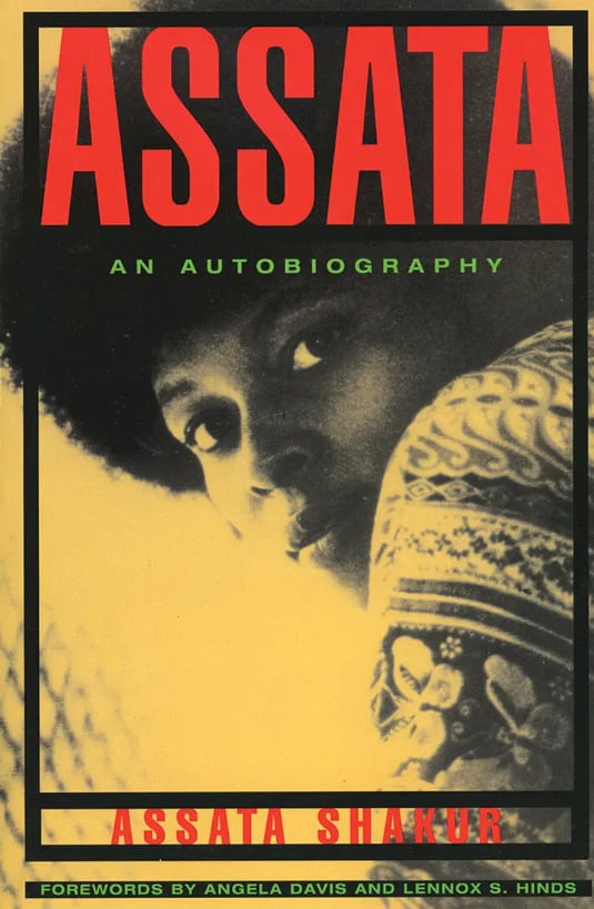 La célebre autobiografía de Assata Shakur, que condensó su pensamiento político revolucionario.