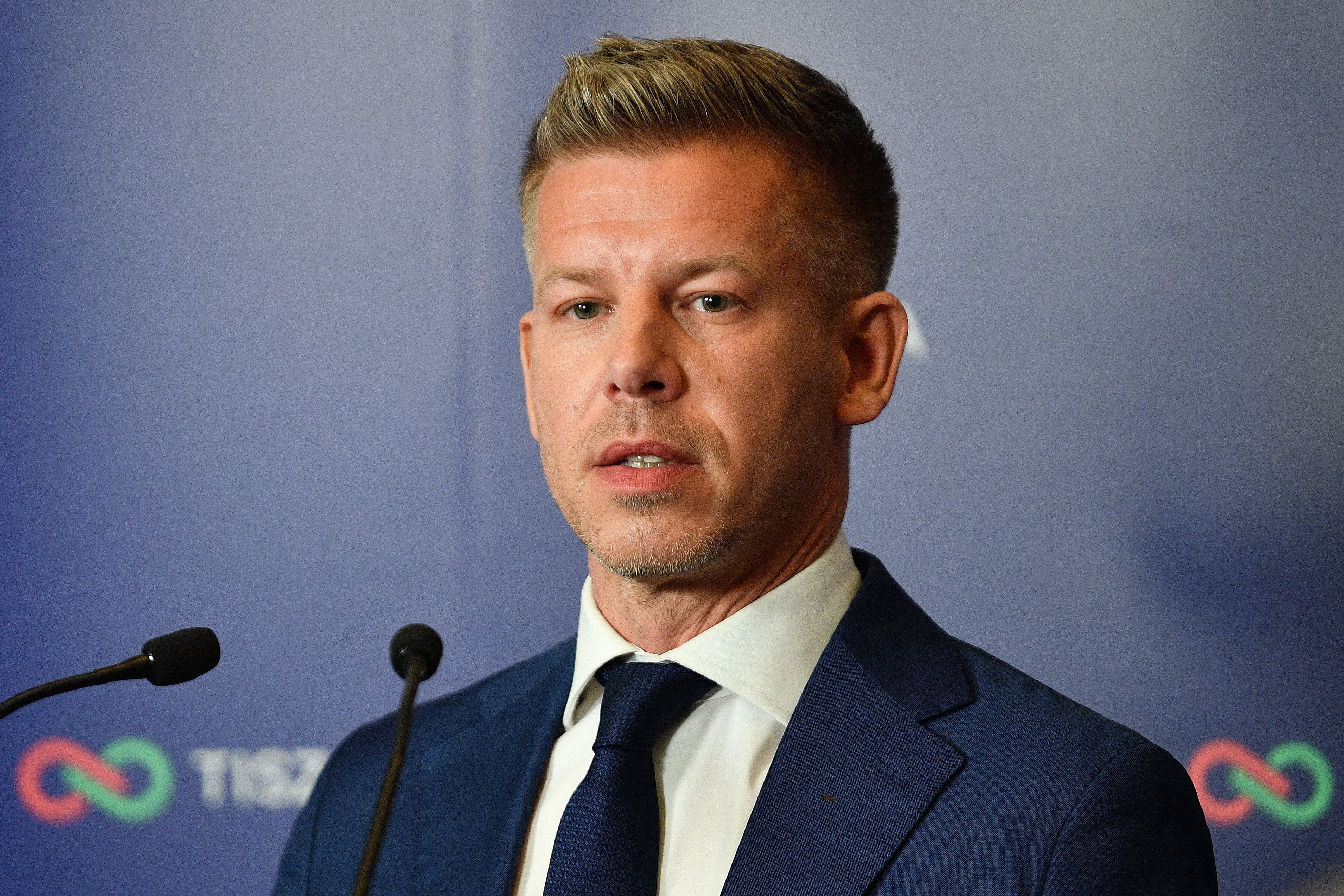 Peter Magyar, líder del partido conservador proeuropeo TISZA, hace una declaración en Budapest durante las elecciones generales en Hungría, el 12 de abril de 2026.