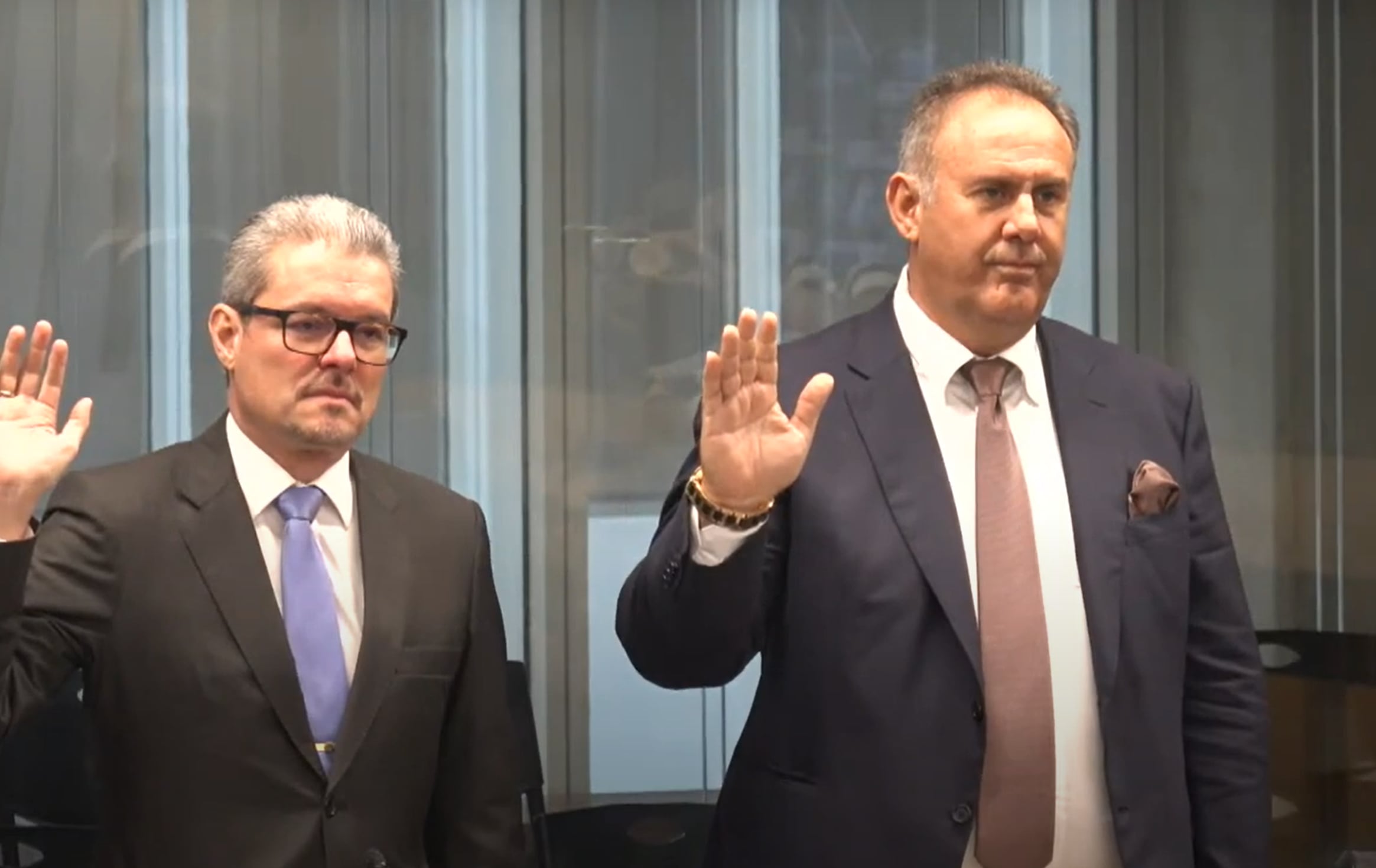 Rafael Ángel Zamora Fernández, presidente de Corporación Pedregal (derecha), su abogado Gavridge Danilo Pérez Porras 4 diciembre 2023 Foto: Captura de pantalla Asamblea Legislativa