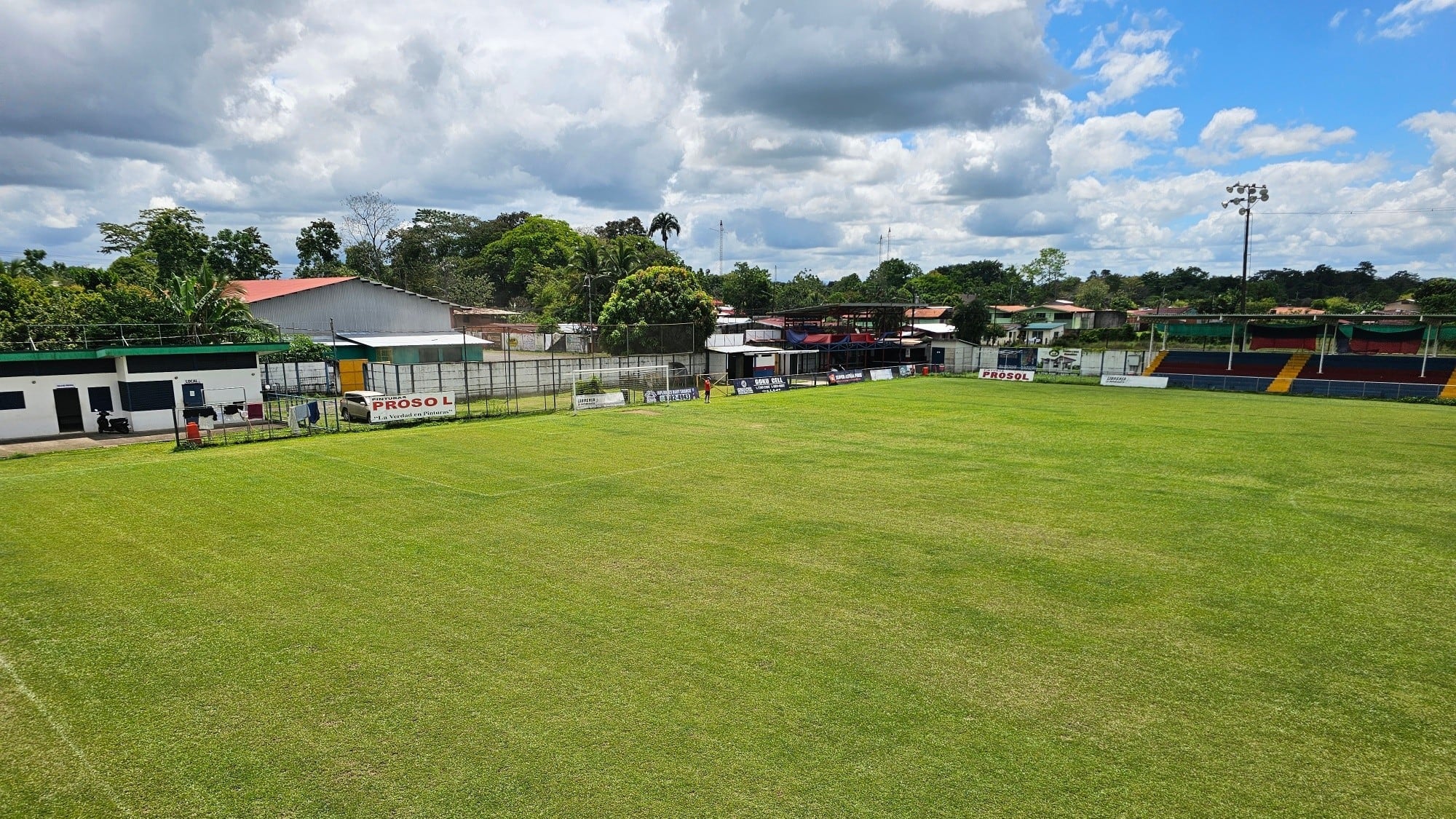 El partido entre Cariari y Fútbol Consultants se disputó en el Estadio Bernardo Veach Davis, en Pococí.
