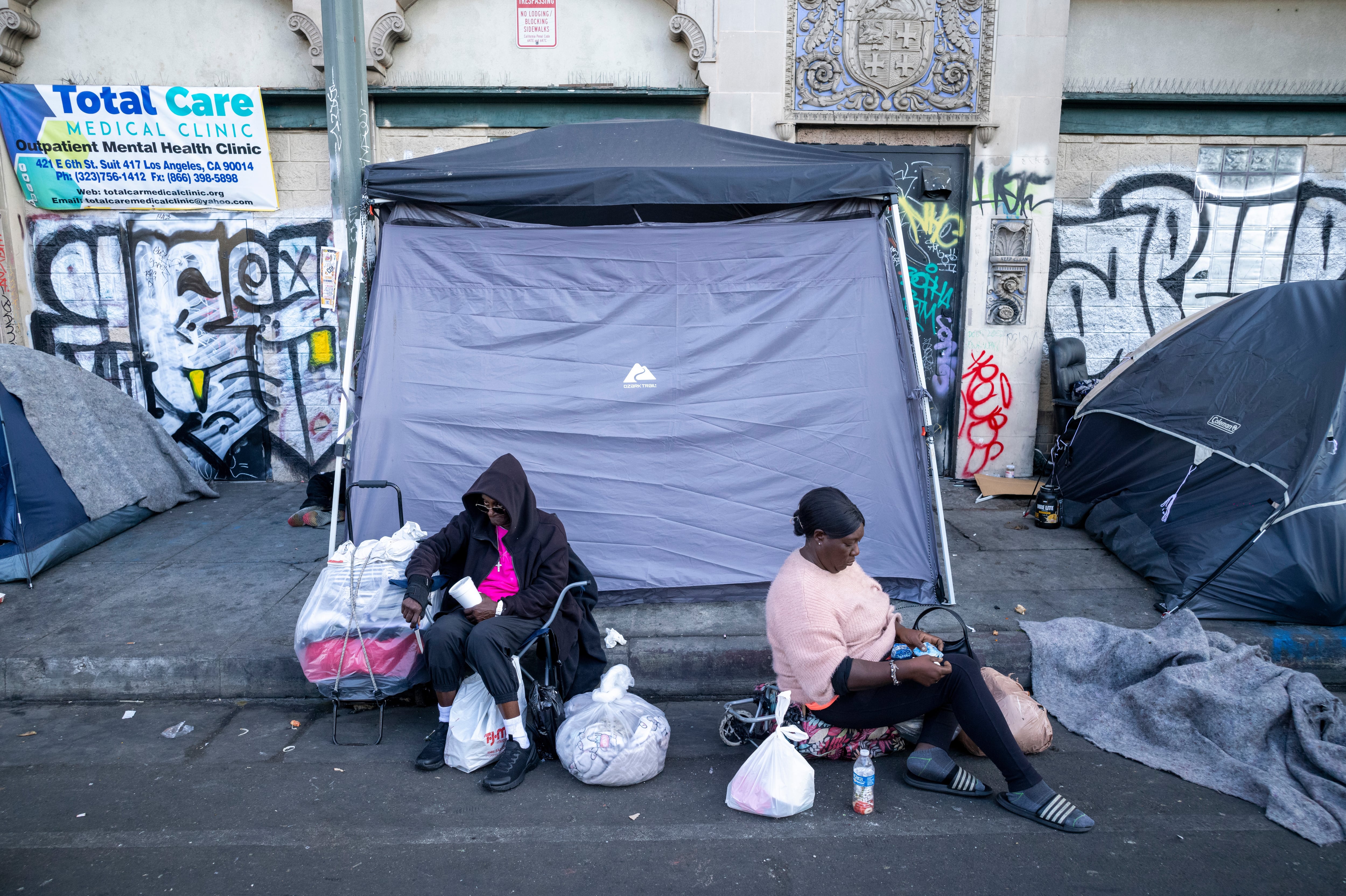 Personas sin hogar en Los Ángeles, California, se mantienen en tiendas de campaña que instalan en las aceras