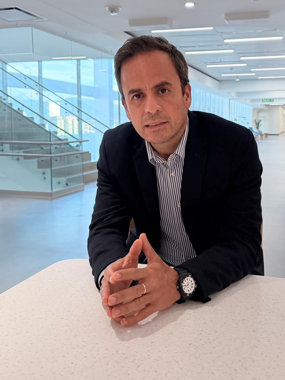 Un hombre en plano medio