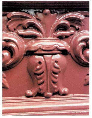 Exceso de material en la superficie que deformó los detalles de las puertas.