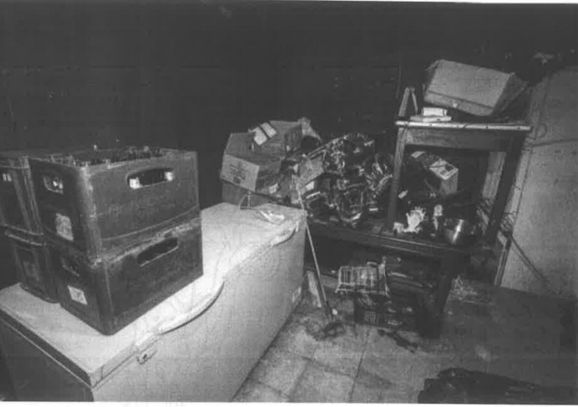 Los cadáveres de los primos Jorge y Carlos habrían sido ocultados en este congelador, ahí pusieron cajas de cervezas para que no fueran descubiertos.