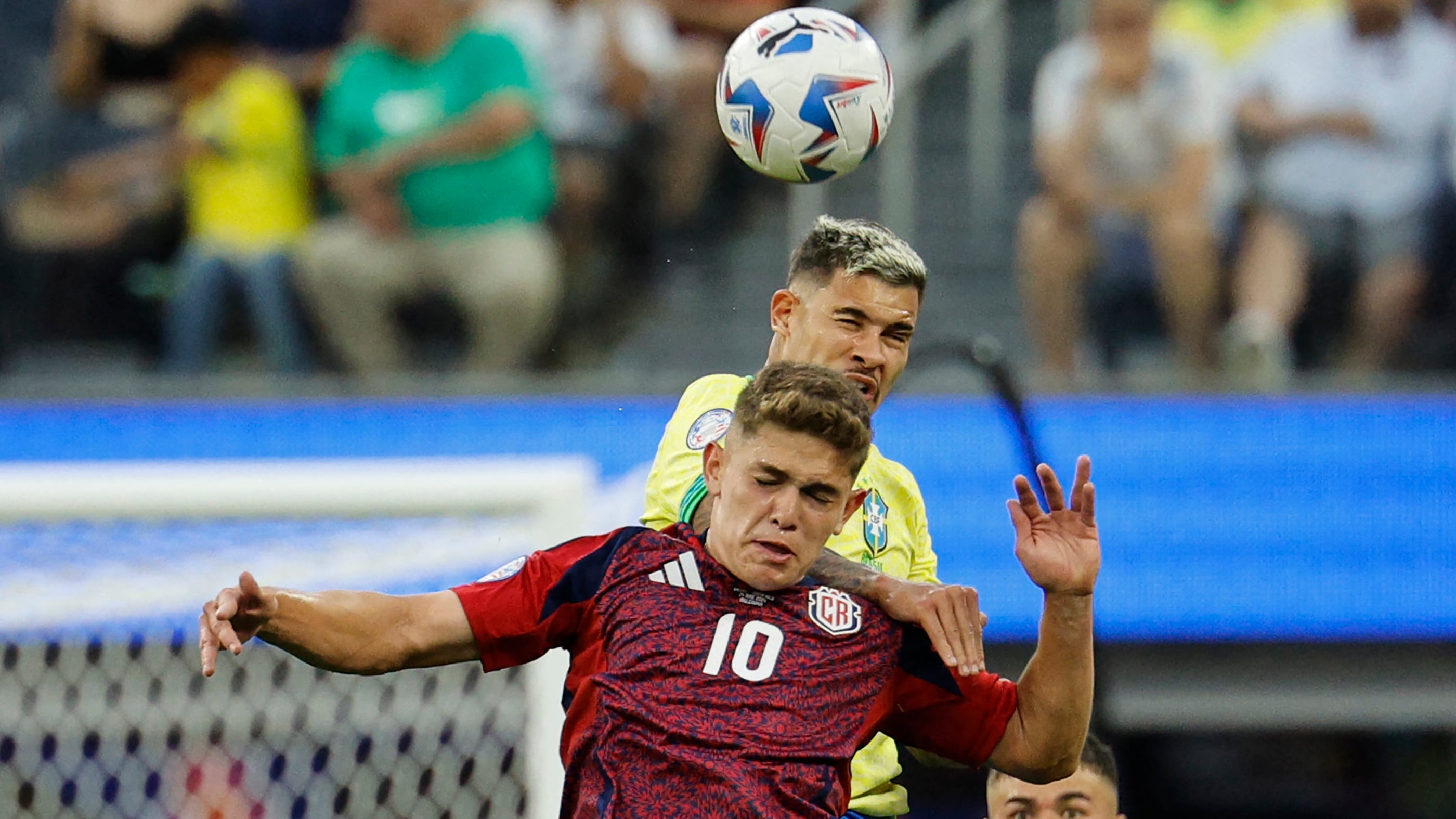 INGLEWOOD, CALIFORNIA - JUNE 24: Brandon Aguilera of Costa Rica challenges for the ball with Bruno Guimaraes of Brazil during the CONMEBOL Copa America 2024 Group D match between Brazil and Costa Rica at SoFi Stadium on June 24, 2024 in Inglewood, California. Kevork Djansezian/Getty Images/AFP (Photo by KEVORK DJANSEZIAN / GETTY IMAGES NORTH AMERICA / Getty Images via AFP)