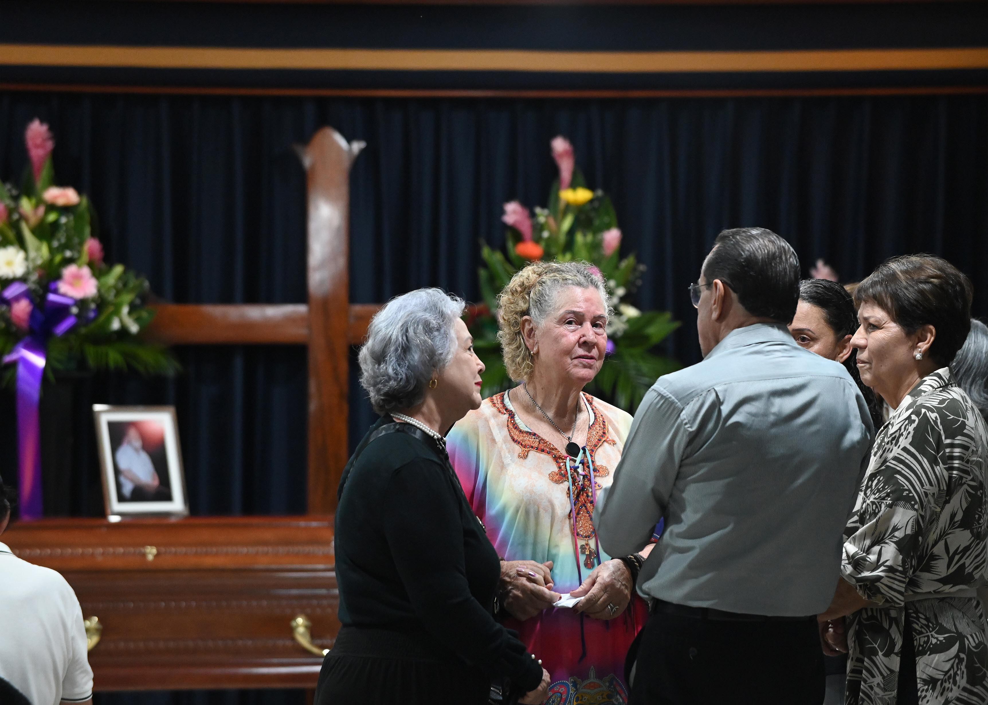 26 de junio del 2025. Funeraria Shalom en Tibás, San José. 18:00 hrs. Funeral del presentador y productor de televisión Nelson Hoffman quién falleció el día de ayer a la edad de 74 años. Cantantes, presentadores de radio y televisión y representantes de Canal 7 estuvieron presentes en el acto fúnebre. En la foto: Foto de don Nelson sobre el féretro. Foto: Albert Marín.