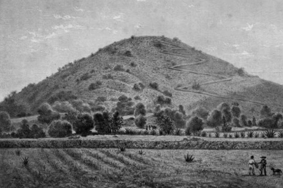 Así lucía la montaña que descubrieron en 1870 y que resultó ser un templo indígena.