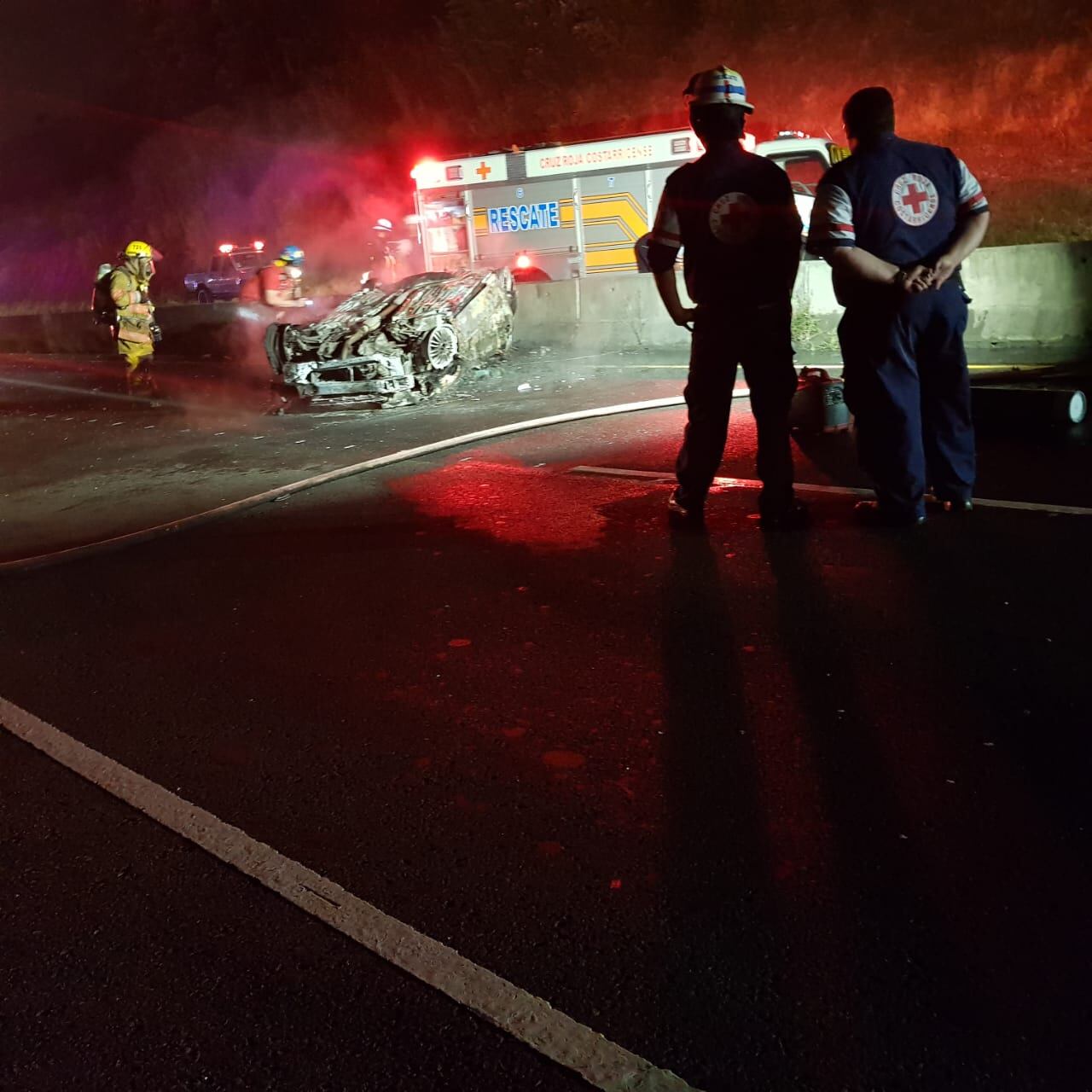 Los agentes del OIJ pidieron ayuda a Bomberos para extraer los restos de la pareja. Se presume que el exceso de velocidad pudo influir en el accidente. Foto: suministrada por Shirley Vásquez.