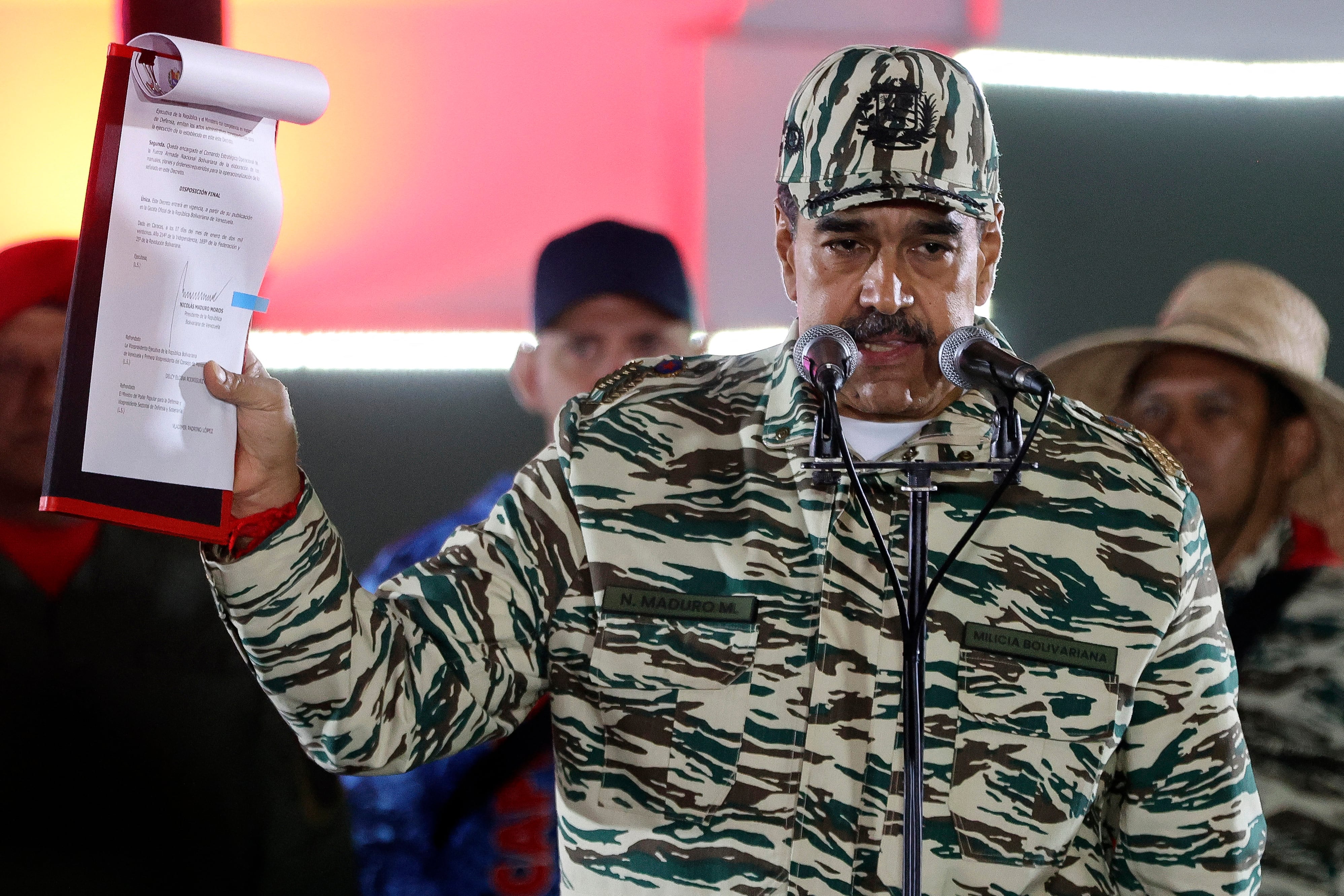 El presidente venezolano, Nicolás Maduro, hace un gesto mientras habla durante una marcha de juramentación de las fuerzas combatientes en Caracas.